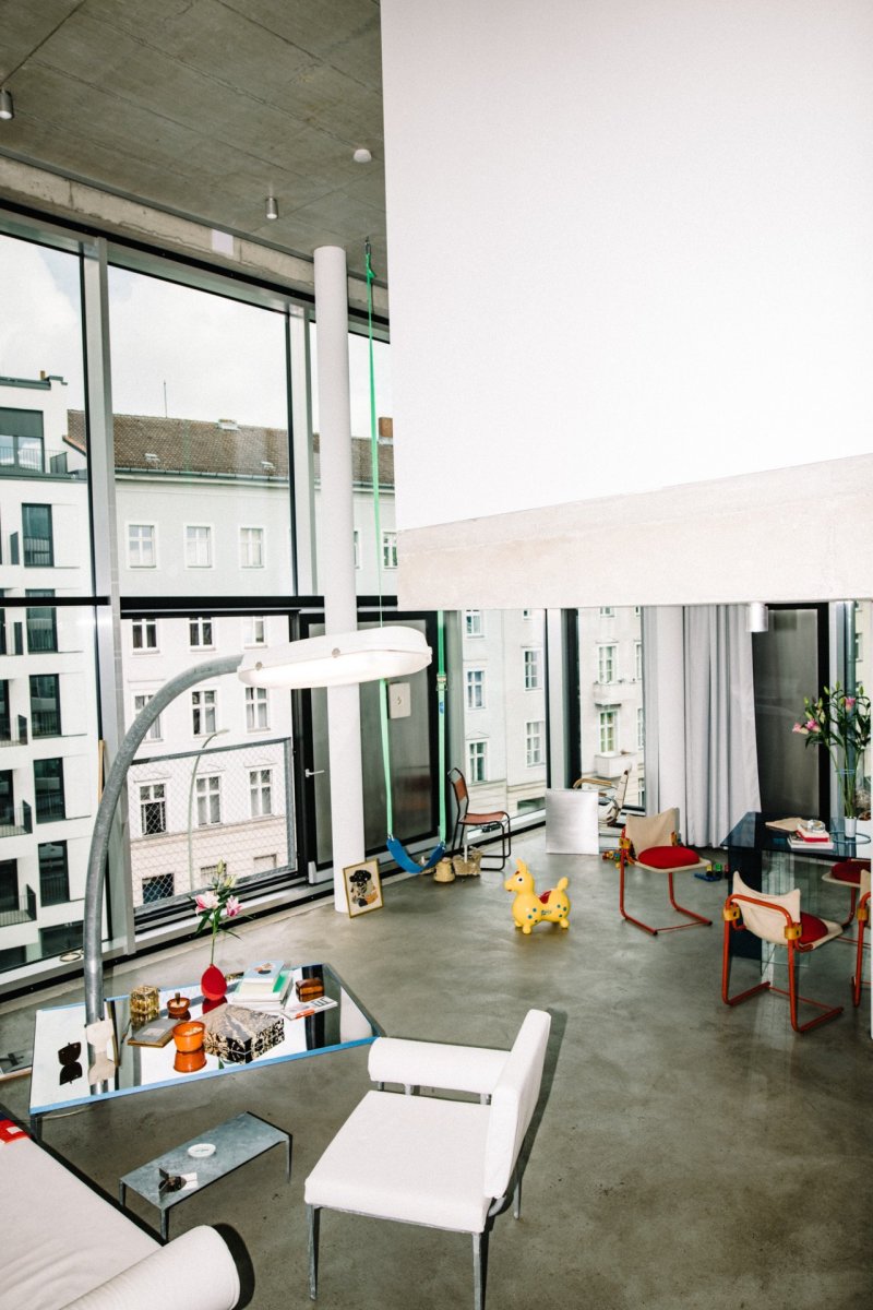 Obytný prostor v Building Community Kurfürstenstrasse 142 v Berlíně. Ve vzájemných průnicích šesti objemů vznikají nevšední prostorové situace a momenty