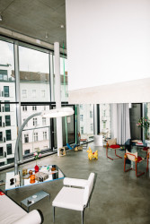 Obytný prostor v Building Community Kurfürstenstrasse 142 v Berlíně. Ve vzájemných průnicích šesti objemů vznikají nevšední prostorové situace a momenty