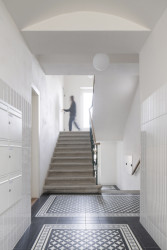 Do vstupní haly se vrátila historizující dlažba - ta původní se nedochovala.