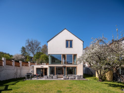 Rodinný dvojdům v Praze od studia SENAA