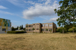 Rozšíření modulární školy Praha - Petrovice, Starý & Partner: Původně 4 třídní škola byla v roce 2018 rozšířena o další 2 třídy