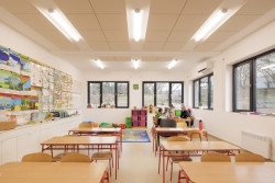 Modulární budovy mohou poskytovat nejen dočasné, ale i plnohodnotné a esteticky příjemné vzdělávací prostory. (ZŠ Drahanovice od společnosti KOMA)