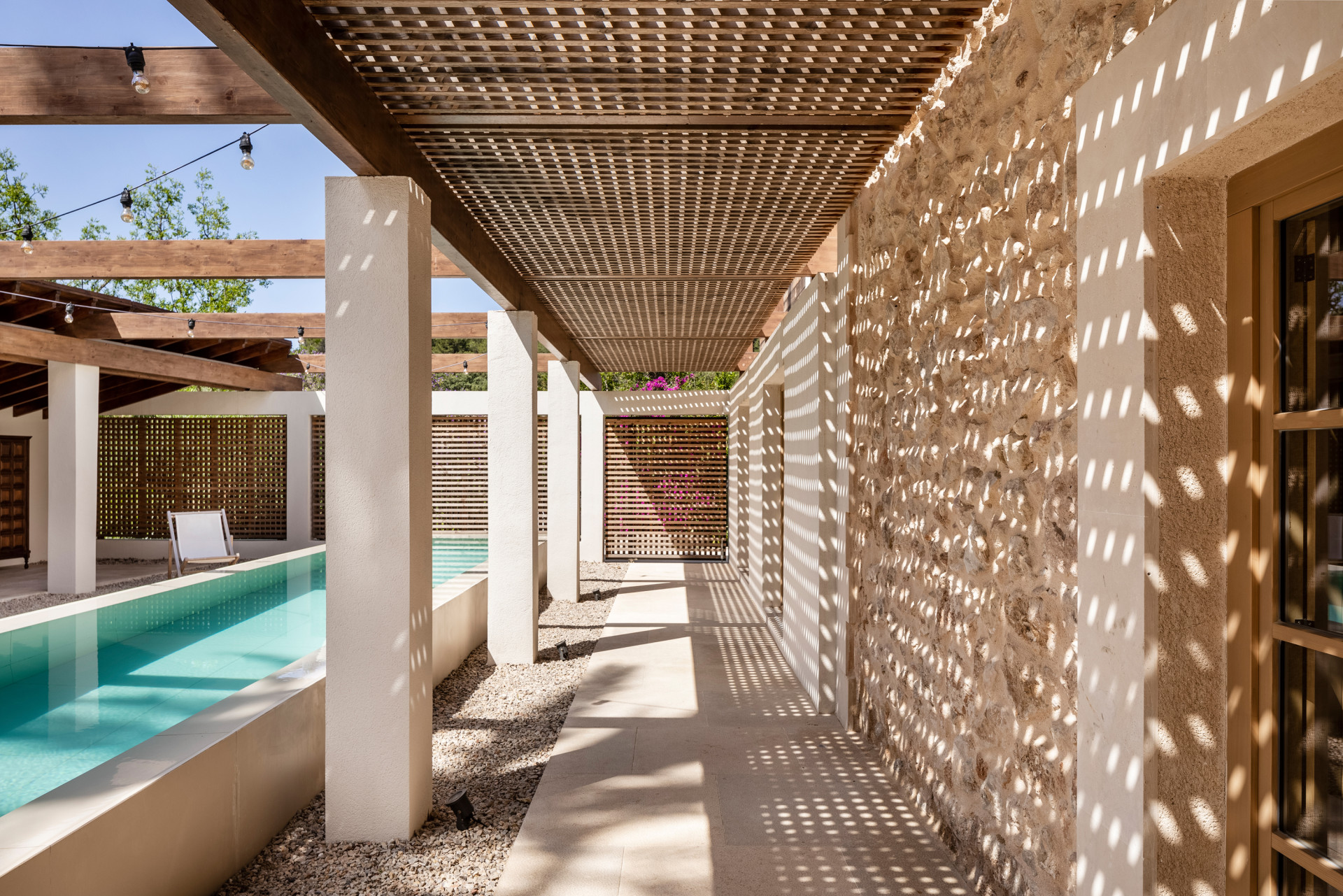 Kamenné zdivo a dřevěné mřížky, hlavní elementy jižanské atmosféry 