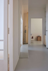 „Proto v bytě nejsou jasně definované funkce jednotlivých místností, to si rozhodne nájemník sám,“ vysvětluje. - Byt v Praze na Letné, Prokop Hartl