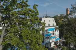 Zdánlivá přítomnost, realizace na fasádě v Pelantova schodiště v Muzeu skla a bižuterie v Jablonci nad Nisou