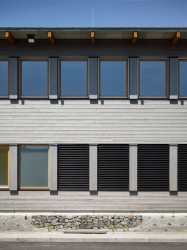 Dvoupodlažní budova s kancelářemi a zázemím pro zaměstnance má fasádu ze dřeva a nápaditý interiér. - Středisko správy a údržby dálnice, Přerov, Pelčák a partner architekti