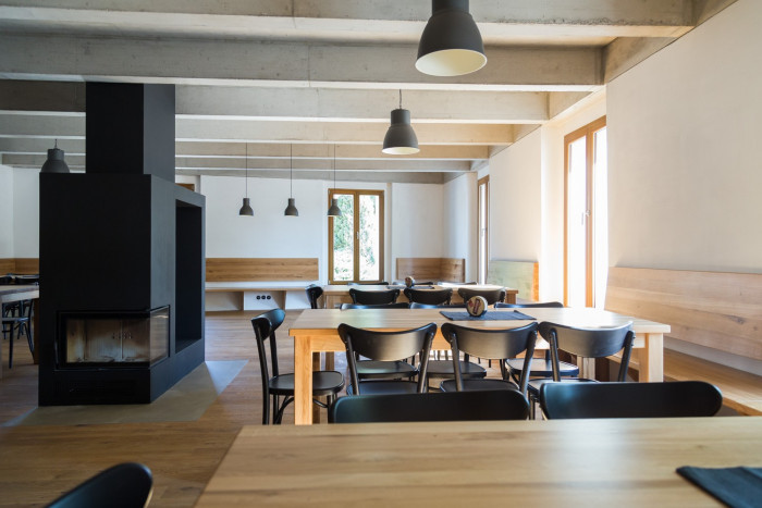 Rekonstrukce hospody se sálem v Máslovicích od bod architekti