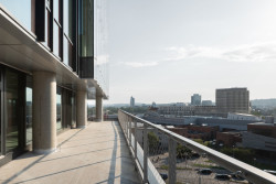 Na místě brněnského brownfieldu Vlněna vyrostl kancelářský komplex. Studio acht zde postavilo patnáctipodlažní prosklenou budovu s označením I.