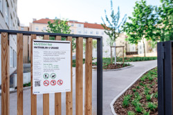 Park U Uranie je mezi domy, ale přes den je otevřený i pro veřejnost. (ateliér YYYY, park U Uranie)