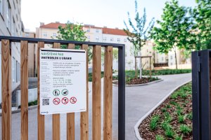 Park U Uranie je mezi domy, ale přes den je otevřený i pro veřejnost. (ateliér YYYY, park U Uranie)