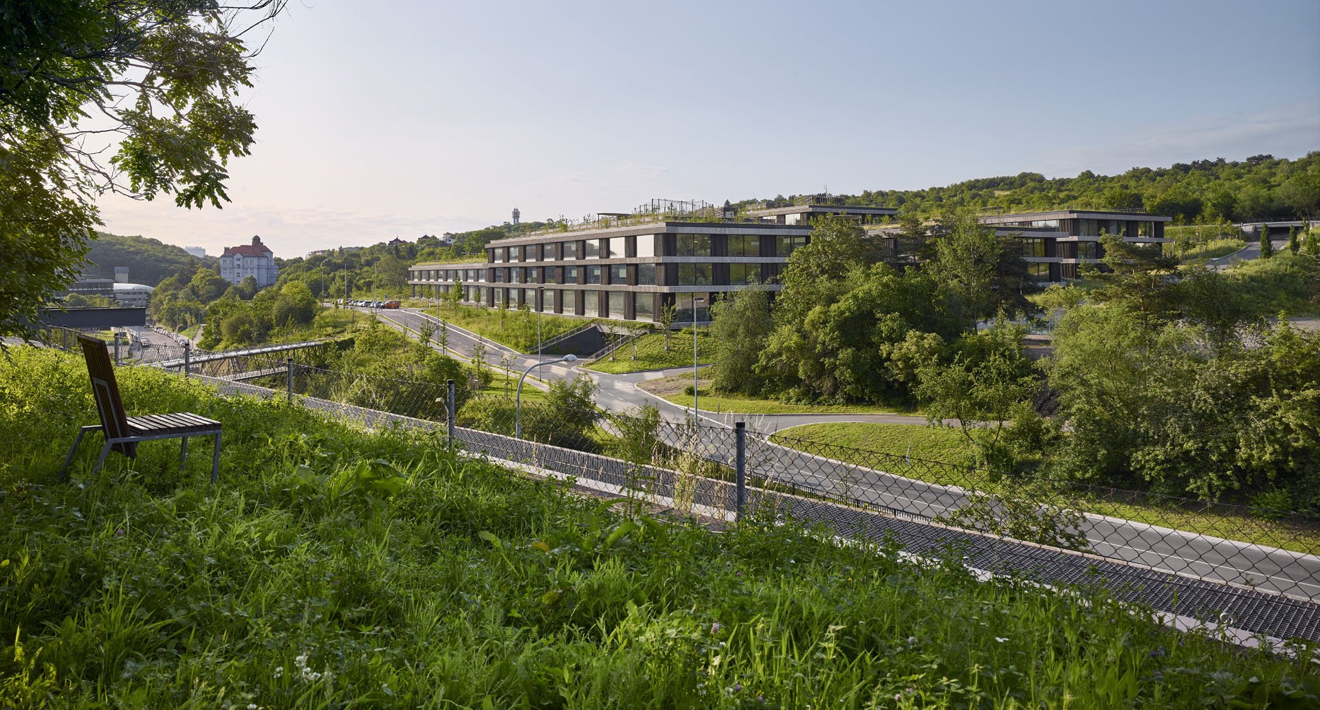 Administrativní budovy zapadají do krajiny.  (Centrála ČSOB v souladu s přírodou; Chalupa architekti a partneři)