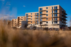 V lukrativní rezidenční oblasti Českých Budějovic roste bytový dům Byty 4 Dvory. (Průběh realizace - leden 2025)