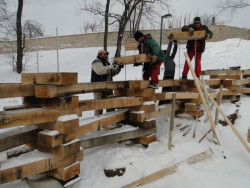 třiarchitekti, Letní scéna AmFík, pražce jsou navlékány na ocelová táhla – foto