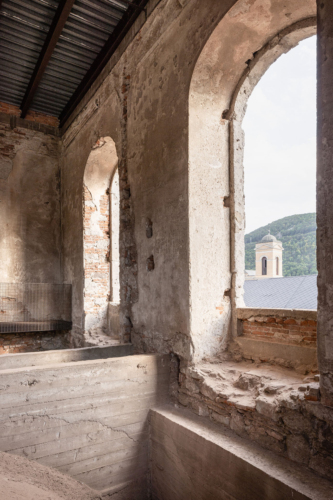 V budování centra chce Jelšavě pomoct také slovenské občanské sdružení Čierne diery, které se v zemi už deset let věnuje popularizaci památkové péče a budování povědomí o kulturním dědictví. 