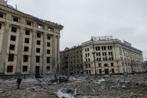 Pohled na zasažené domy na křižovatce náměstí Svobody a ulice Sumska v Charkově.