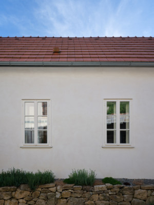 Do ulice má dům tradiční tvář. (Bukovanský domeček; SENAA architekti)