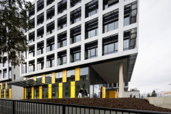 Pardubický kraj má nový pavilon urgentního příjmu. V orientaci zde pomáhají barvy.