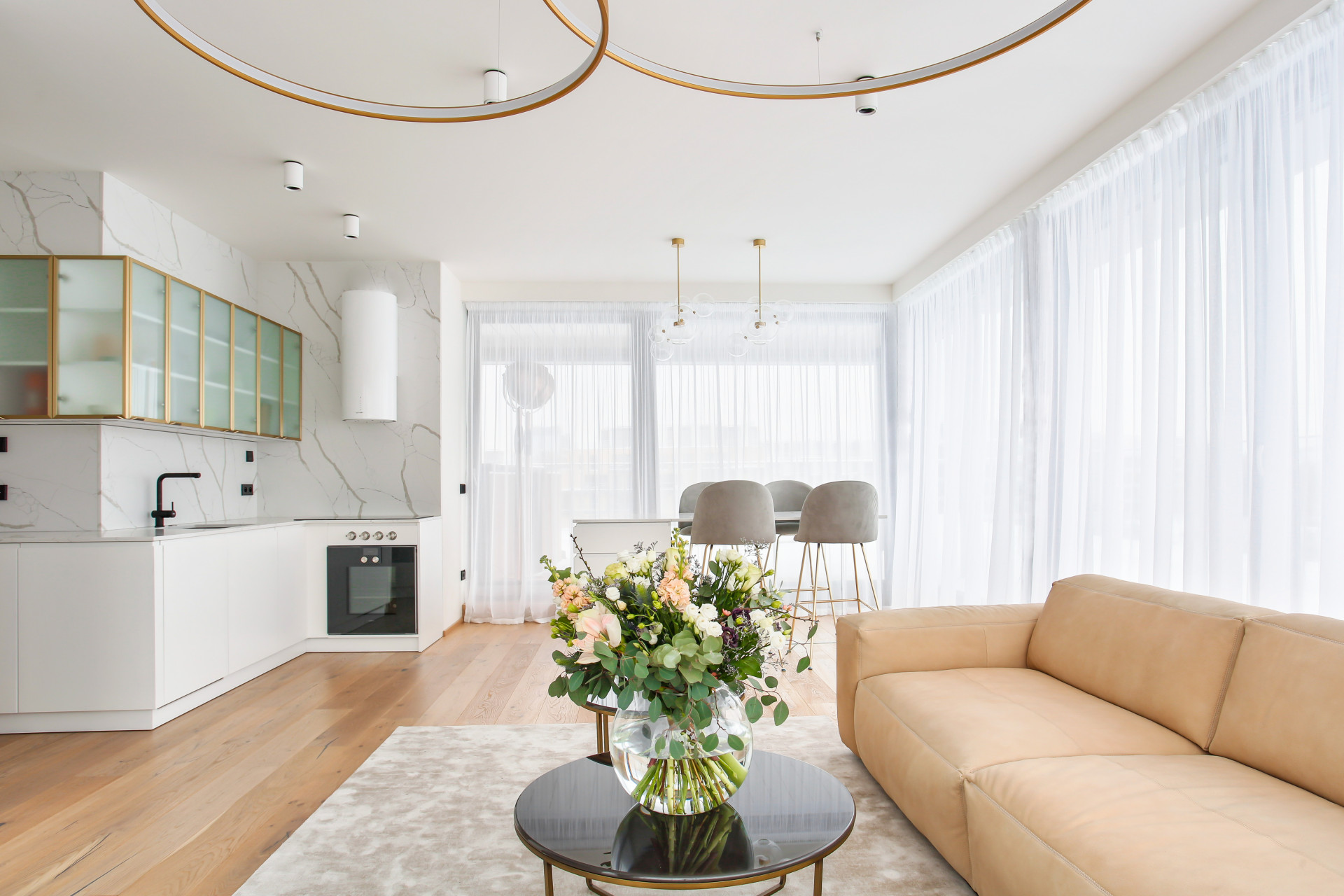 Kombinace bílé a zlaté působí harmonicky a dodává místu punc luxusu.