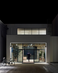 Wellness centrum lázní Aurora v Třeboni, Plus One Architects: Do nového wellness centra v Třeboni se vstupuje skleněnými dveřmi.