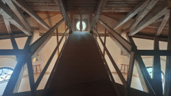 Jízdárna Světce, půda s původními trámy (rok 2025)