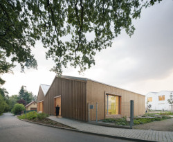 Školka se orientuje směrem k lesu. (Domov pro seniory s mateřskou školou v Horních Jirčanech, ti architekti)