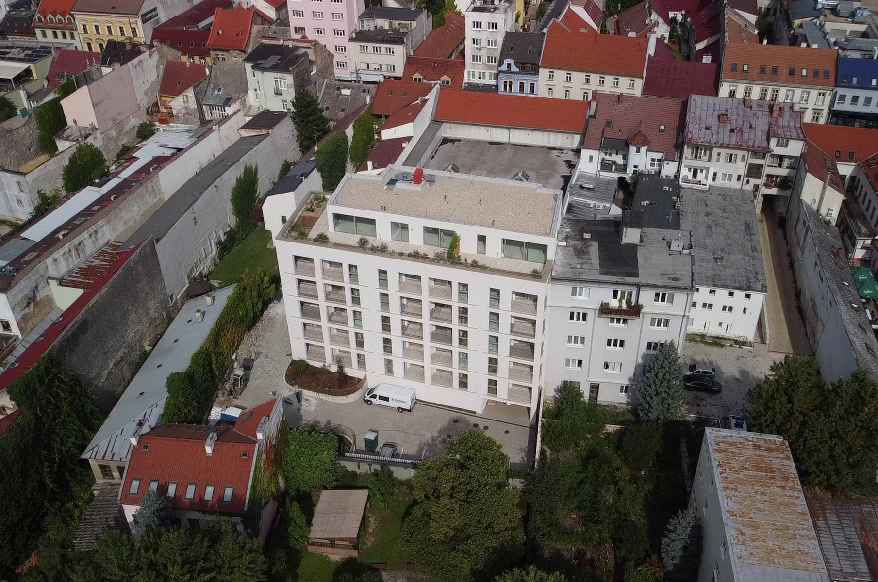 Novostavba bytového domu Zelený dvor citlivě doplňuje historickou strukturu Starého Mesta a přináší moderní městské bydlení ve vnitrobloku.