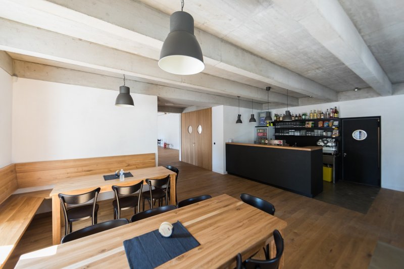 Rekonstrukce hospody se sálem v Máslovicích od bod architekti