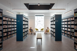 Architekti říkají, že v ní chtěli vytvořit „bludiště s atmosférou starých knihkupectví“. (Městská knihovna v Rožnově pod Radhoštěm, ČTYŘSTĚN)