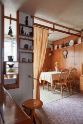 Obývací pokoj je propojený s jídelnou, ze které se dál vstupuje do kuchyně v úzké chodbě.