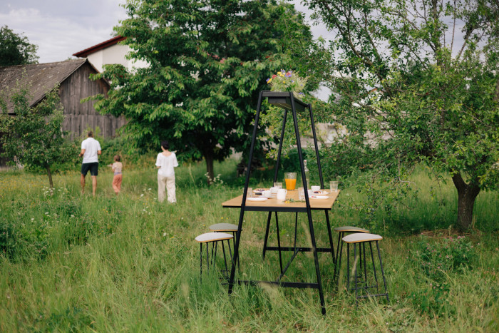 SET UP FREESTYLE DESK & BOARD od PROFIL NÁBYTEK se uplatní jak uvnitř tak venku.