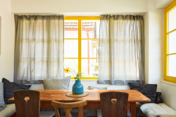 Součástí hlavního obytného prostoru je také jídelní kout. (Rekonstrukce prvorepublikového domu v údolí, 0,5 Studio)