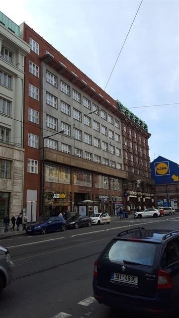 Zdeněk Lukeš: První jarní psí vycházka, palác Lípa