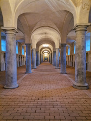 Císařská konírna v Zásmukách, jedna z největších barokních staveb v Česku.