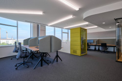 Pracovní desku stolů furniloop částečně obepíná akustický panel vytvořený z recyklovaných polyesterových vláken zabraňující šíření hluku.