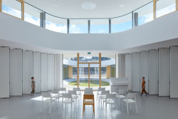 Uprostřed školky se nachází prostorné společné atrium, do kterého se orientují herny a třídy. (Školka Varnsdorf, RG architects studio)