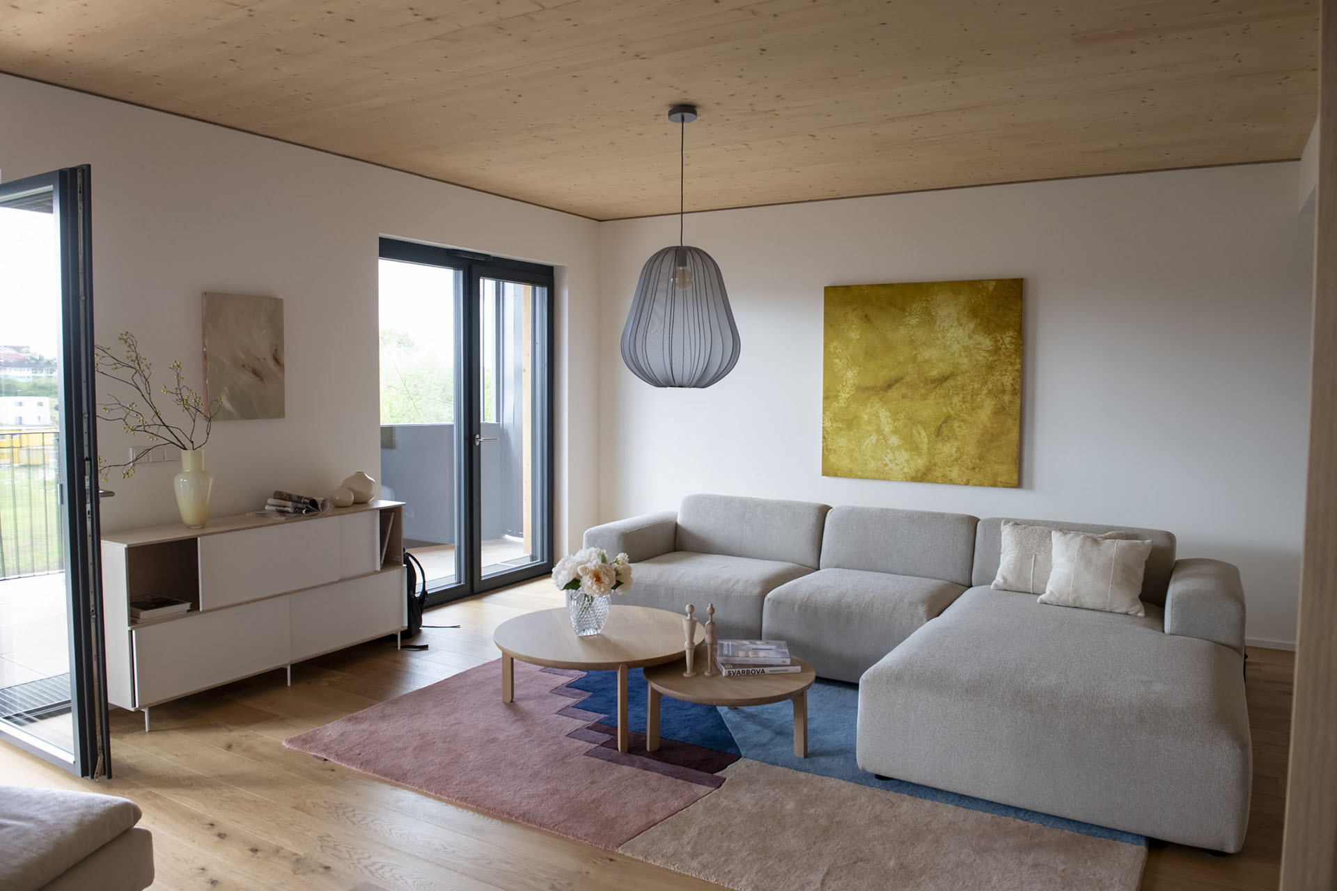 Stropy ze smrkových CLT panelů jsou v interiéru přiznané. 