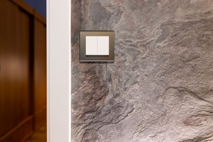 Atraktivní vzhled dodá vypínačům a zásuvkám DECENTE kov. 