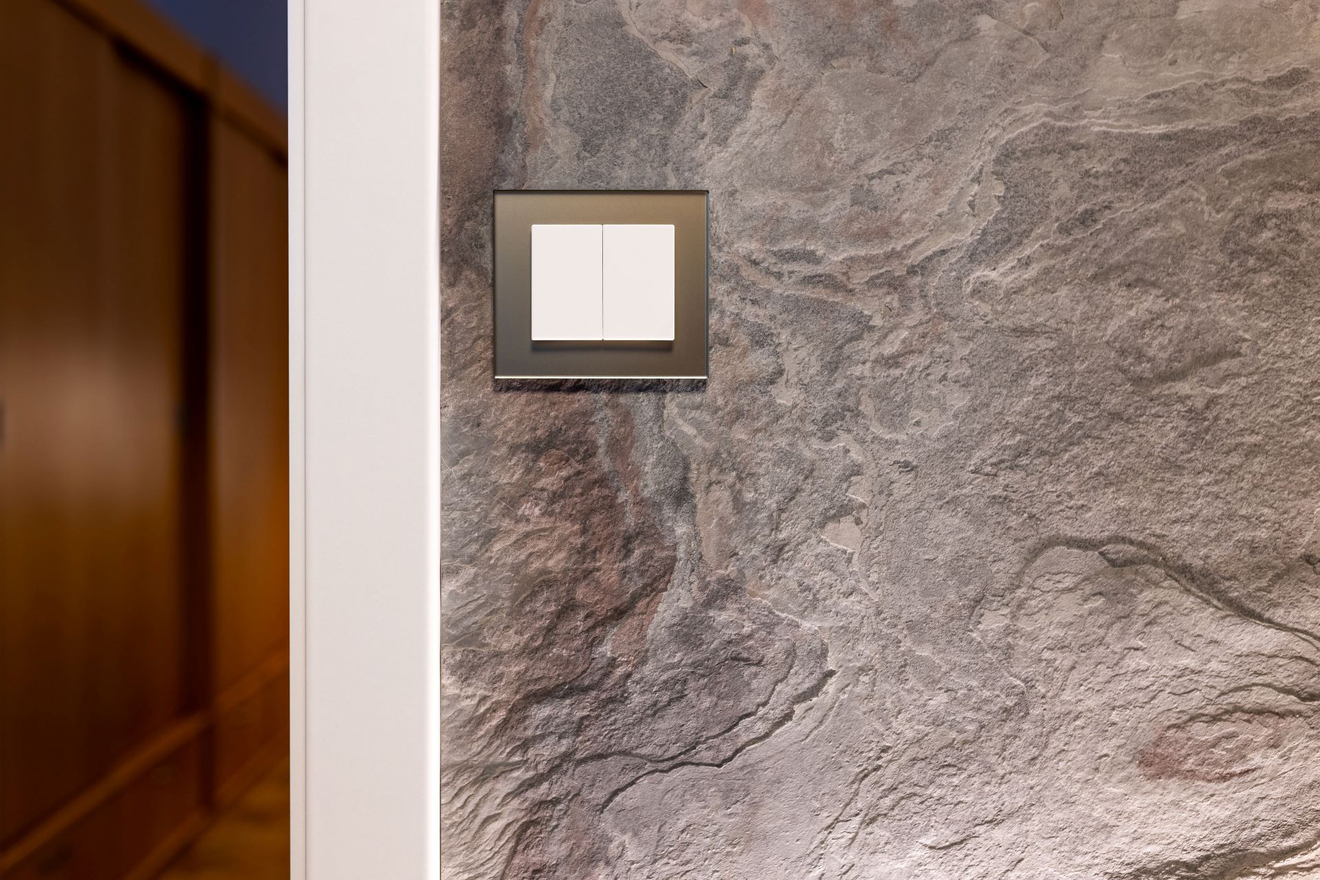 Atraktivní vzhled dodá vypínačům a zásuvkám DECENTE kov. 