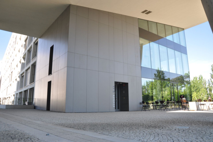 Keramické fasádní obklady jsou mrazuvzdorné, téměř nenasákavé a díky specifické technologii výroby vynikají dlouhou životností.