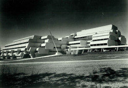 Architekt Paul Rudolph navrhl budovu jako sídlo lékařské výzkumné společnosti Burroughs Wellcome, 1969-72.