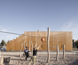 Revitalizace areálu kasáren ve Vysokém Mýtě, Barbora Srpková, Martin Lukáč: Roli klasických průlezek pak zastává takzvané „kůlové hřiště“ s lany a hrazdami