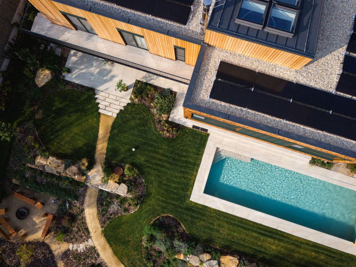 Tento hybridní stavební systém představuje harmonickou kombinaci dřeva, skla a betonu. (Elegantní rezidence v Brně podle arch. návrhu Noa architekti, generální dodavatel stavby: VESPER HOMES)