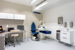 V ordinacích byla použita nábytková řada MOON, doplněná o úložné systémy SAVE CH v barevné kombinaci šedé, cubanitové a bílé. (Vyšetřovna LEXUM v Praze)