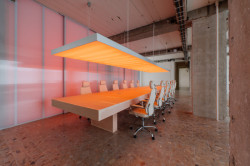 Beton, dřevo a kámen (Kreativní studio v socialistických prostorech; Absurd Studio)