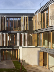 Byty v přízemí mají zahrádky, ty v nejvyšších patrech střešní terasy. (Rezidence Gotthardská v Praze, NEDVEDARCHITETI)