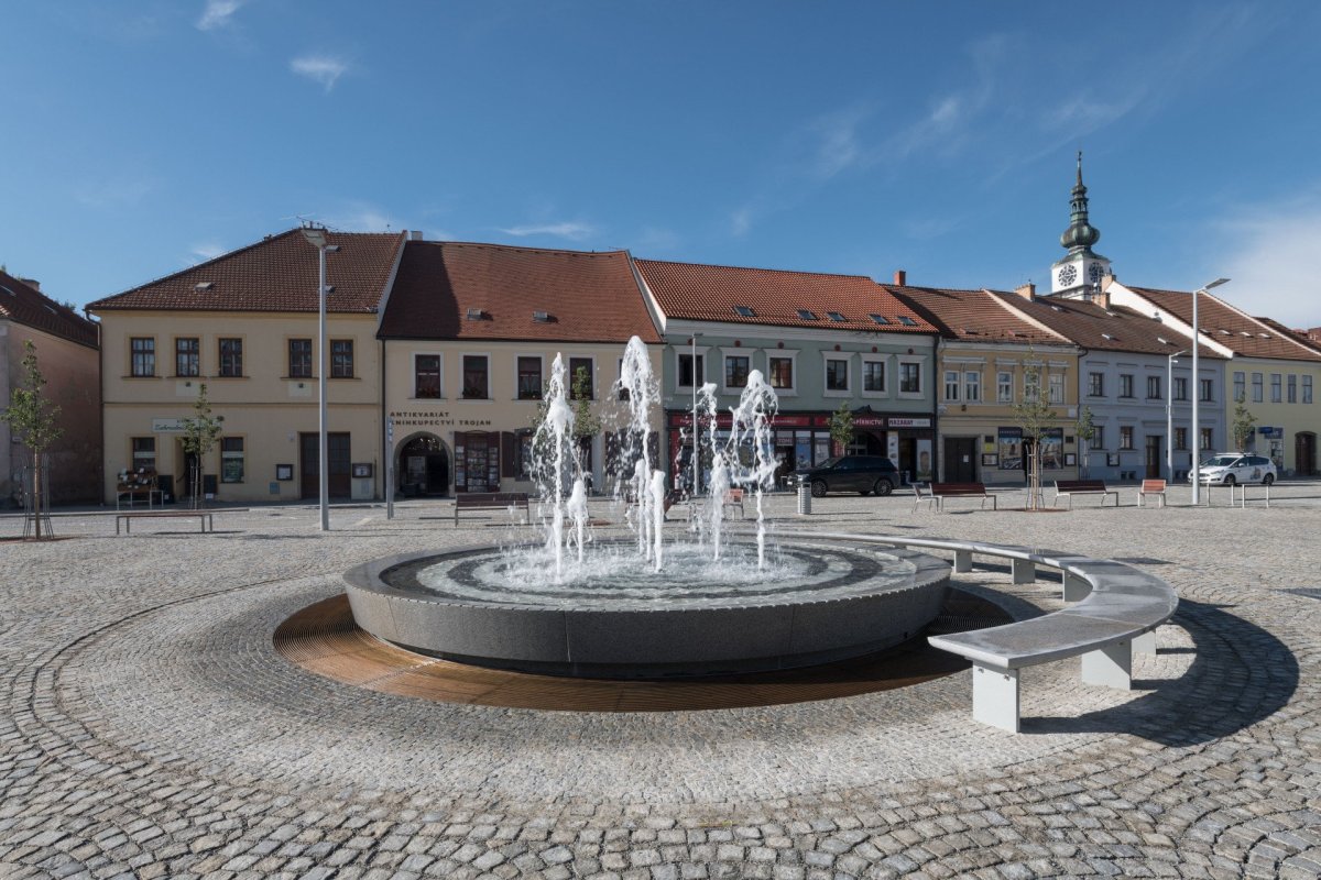 Rekonstrukce náměstí v Třebíči, Atelier RAW: žulovou fontánu navrhli architekti z RAW