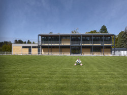 Kabiny FK Klánovice, 20-20-ARCHITEKTI: O kabinách říkají, že jsou navrženy pragmaticky. Objekt je dvoupodlažní a okny se obrací k fotbalovému hřišti