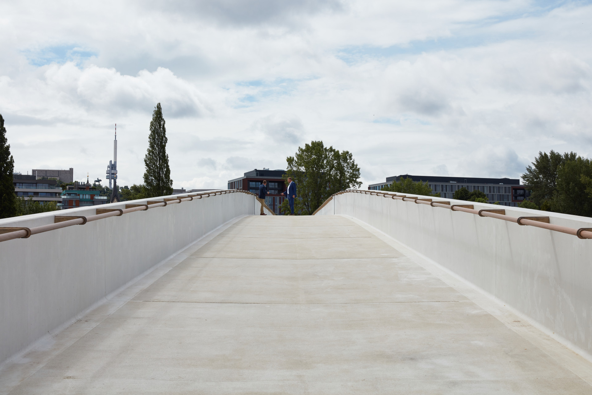 Jasně bílá barva budila jisté pochybnosti - jak bude stárnout? Po půl roce vypadá dobře, uvidíme, co udělá první zima.