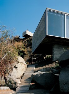 Casa Pite v Papudu, autor: Smiljan Radić, sochy: Marcela Correa, 2003–2005