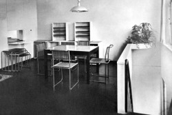 Dům podle návrhu Marta Stama pro Die Wohnung, kde měla premiéru židle z ohýbaných trubek. Foto thecharnelhouse.org